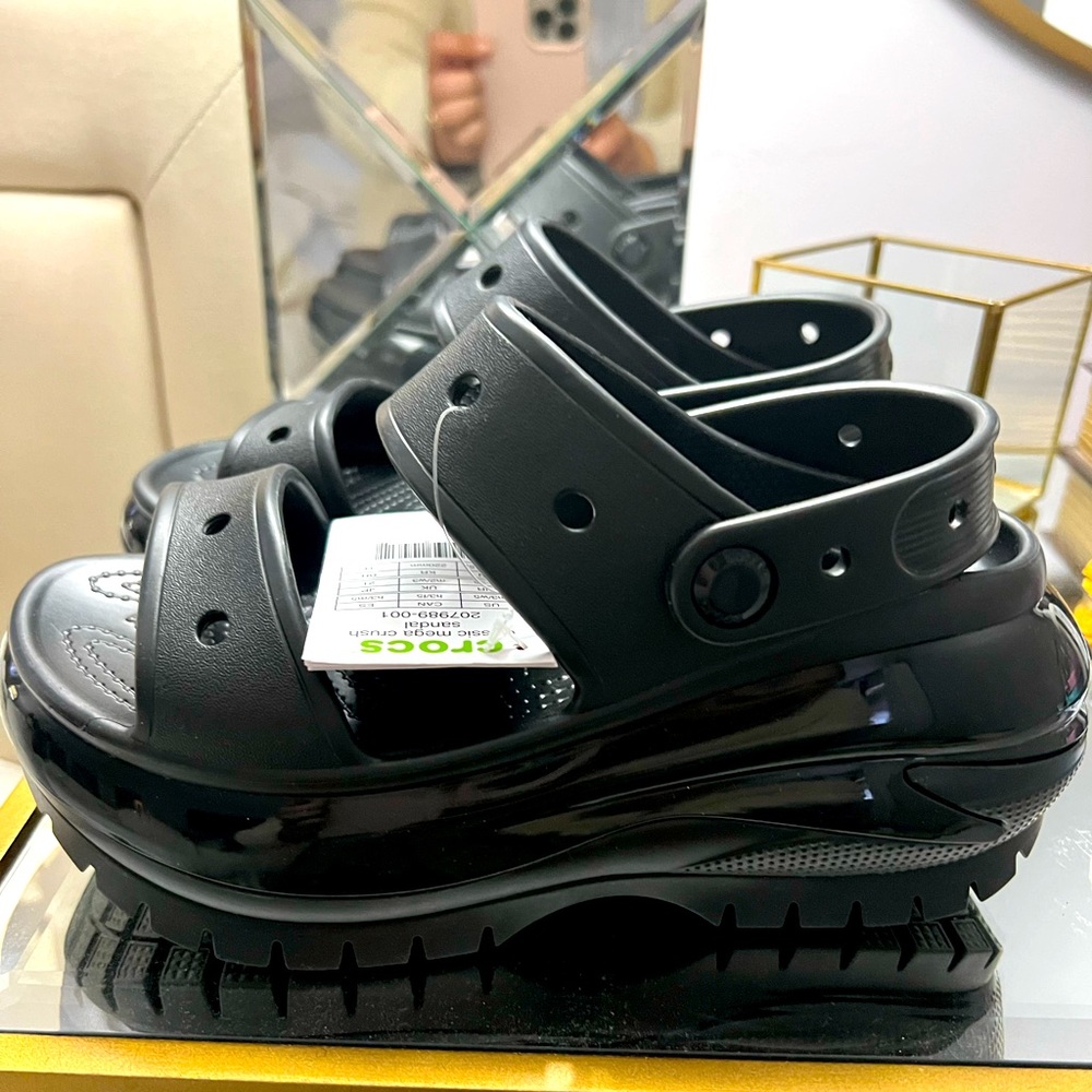 Crocs Mega Crush “Black” size 5